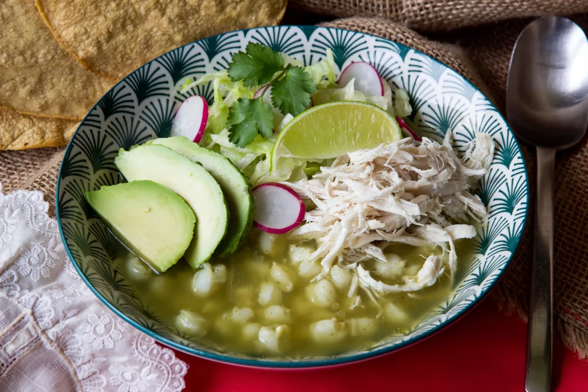 Pozole: El caldo que pasó de ser "prohibido" a ser el Rey de las Fiestas 🥣👑
